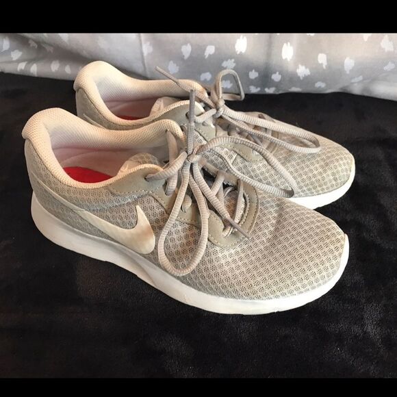 Nike Tanjun Gray / White Sneakers - 7.5 - Picture 5 of 13